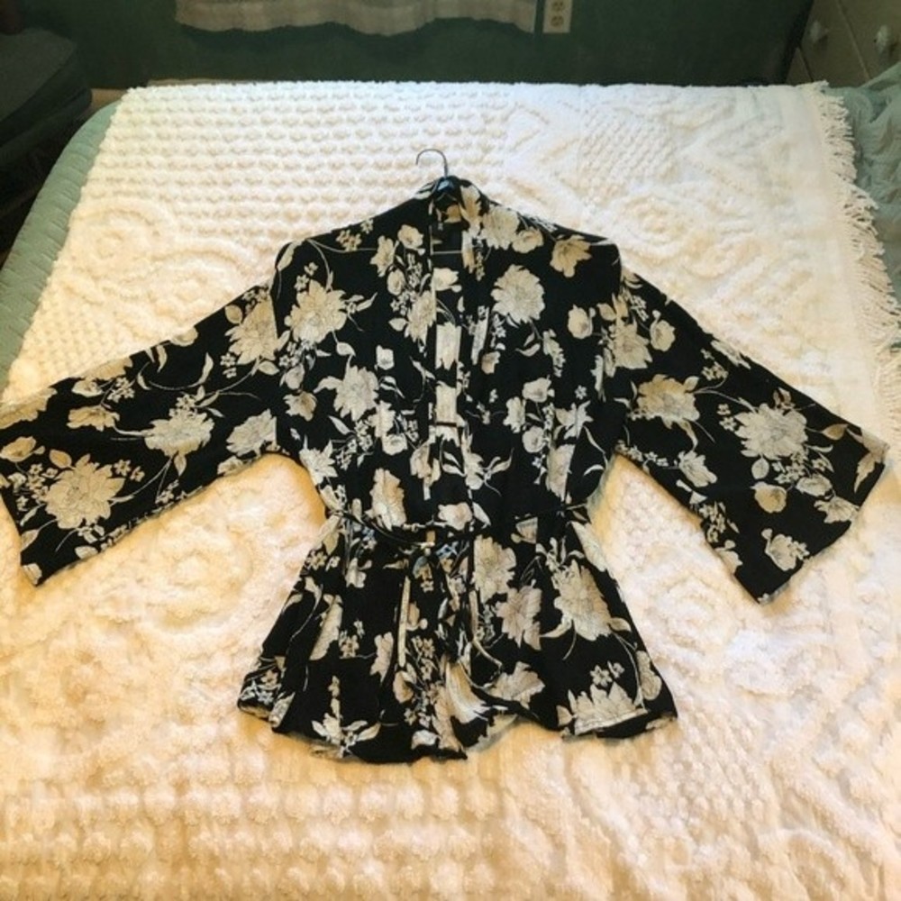 Lilian black and white floral kimono, no size tag